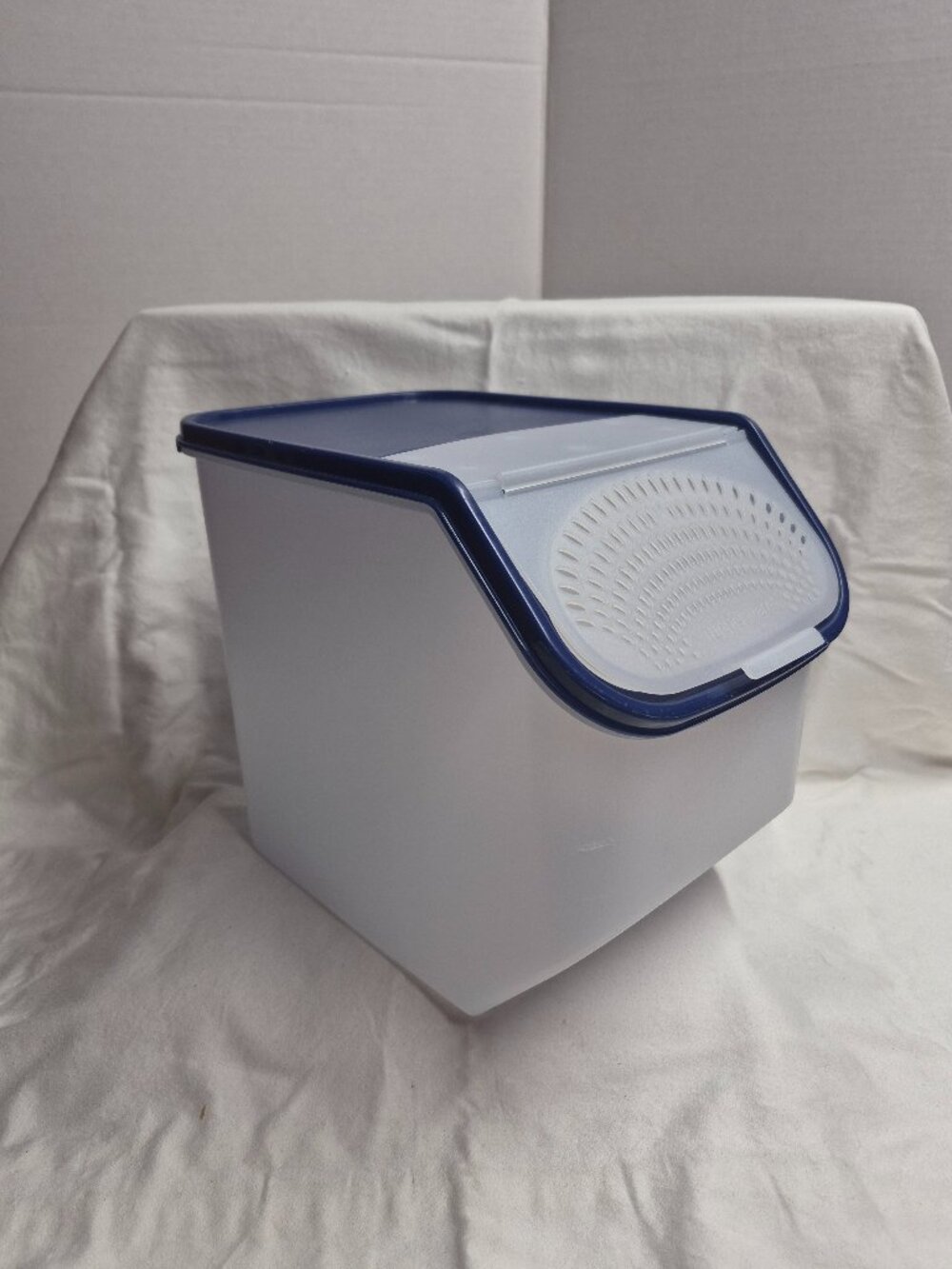 Tupperware Potato Smart produce storage keeper with dark blue lid - T14